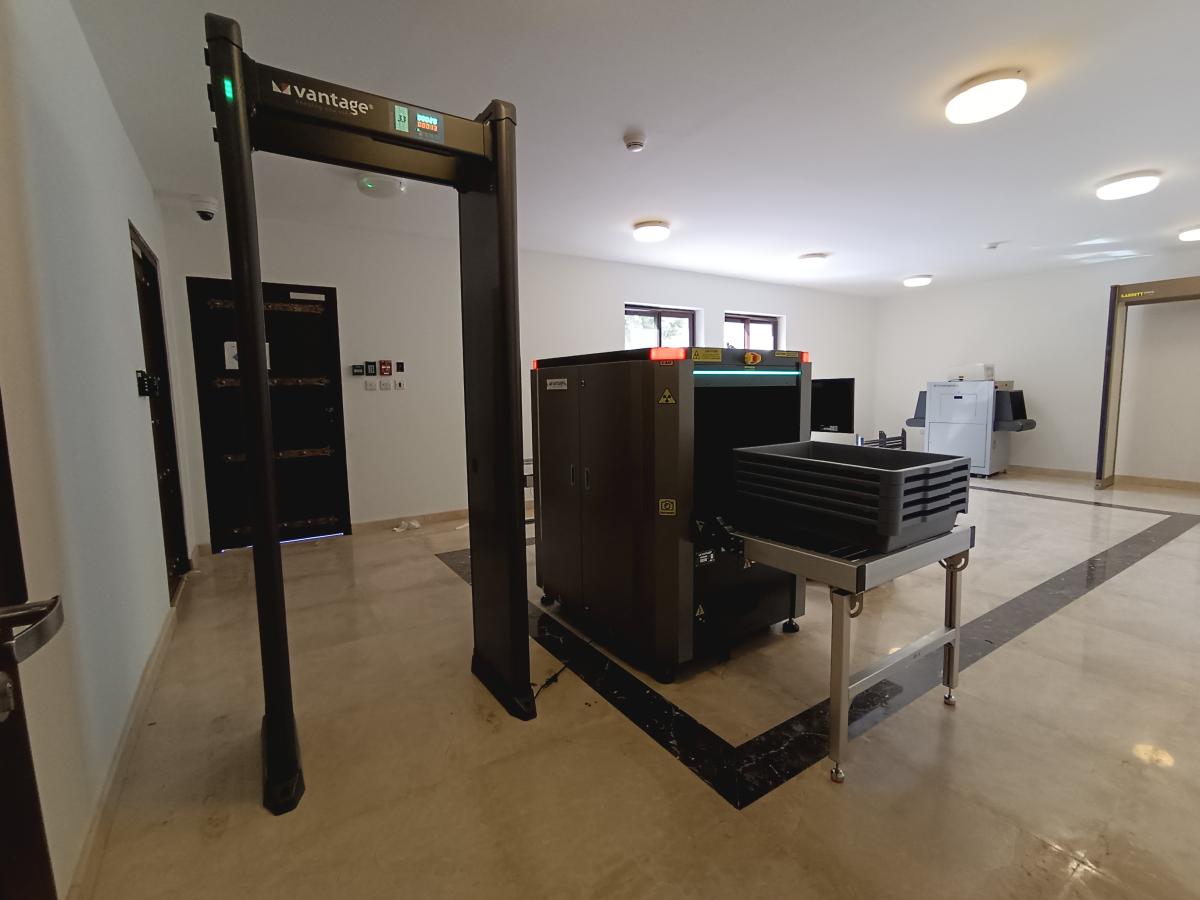 33-zone-walk-through-metal-detector-embassy