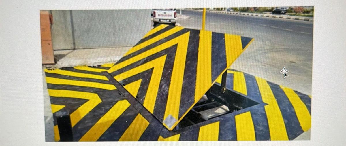 Hydraulic PAS68 rated road blocker